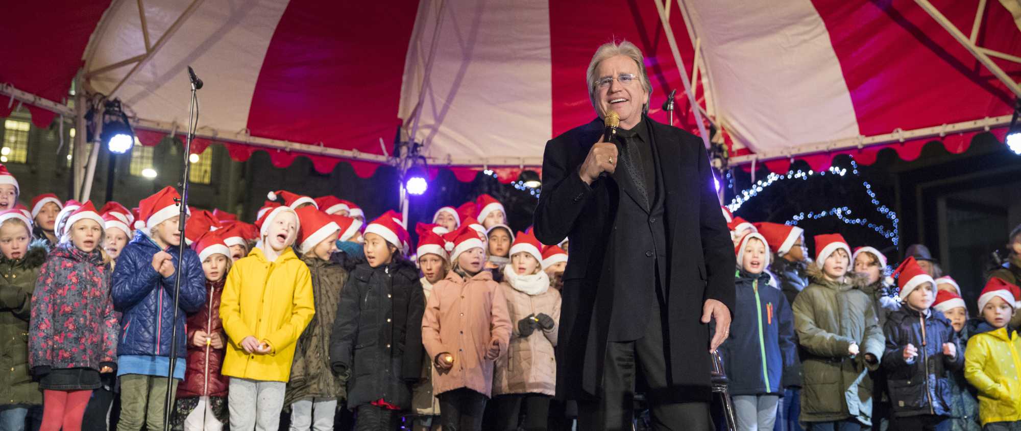 Lee Towers tijdens optreden bij onthulling kerstboom Rotterdam